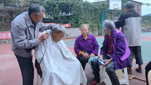 重庆市体育直播在线观看企鹅直播驻村工作队与留守老人共度重阳节