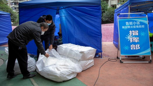 重庆匿名爱心市民为一线防疫人员送过冬物资