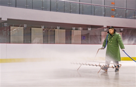 呼和浩特体育中心正在铺设冰场