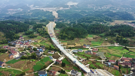 渝湘复线高速公路全线首座大桥左幅顺利架通