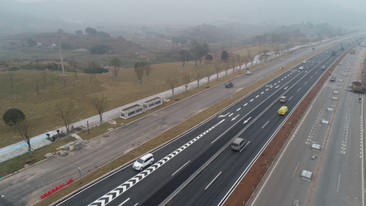 重庆科学大道一期三公里示范段西半幅主干道开通