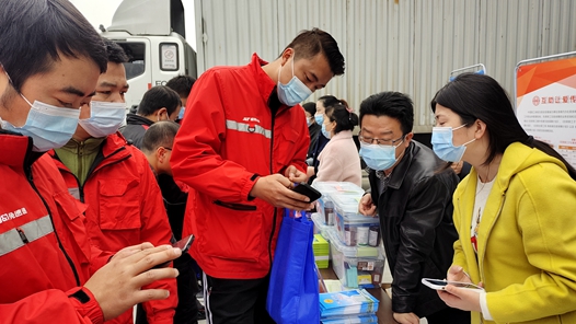 内蒙古锡林浩特市总工会为638名新就业形态劳动者发放暖“新”礼包
