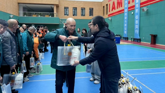 内蒙古鄂尔多斯市东胜区总工会为904名新就业形态劳动者、农牧民工送慰问