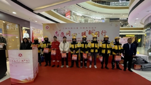 内蒙古包头市九原区总工会为新就业形态劳动者送上防寒礼包与互助保障