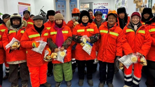 内蒙古包头市昆都仑区总工会为170余名户外劳动者送上爱心餐