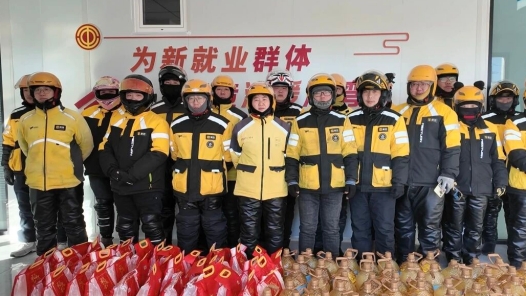 内蒙古包头市东河区总工会驿站送温暖 服务新就业形态劳动者