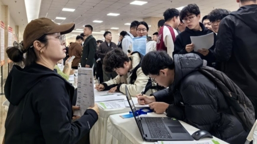 内蒙古鄂尔多斯市举办高校毕业生与退役军人及随军家属专场招聘会