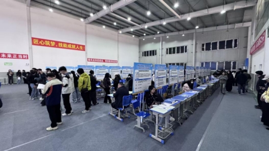 100余家企业2000余个岗位进校园 内蒙古赤峰市总工会精准服务青年就业