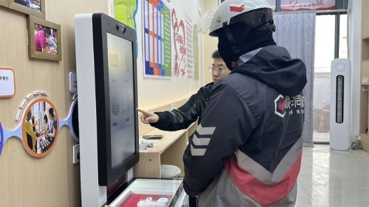 内蒙古通辽市：驿站里来了“云医生” 户外劳动者歇脚还能做体检