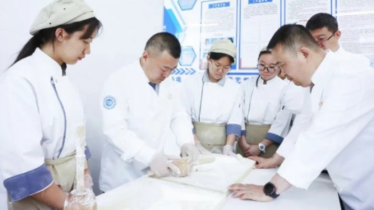 内蒙古呼和浩特：烧麦有了“产业学院” 工会赋能破解非遗传承人才断层