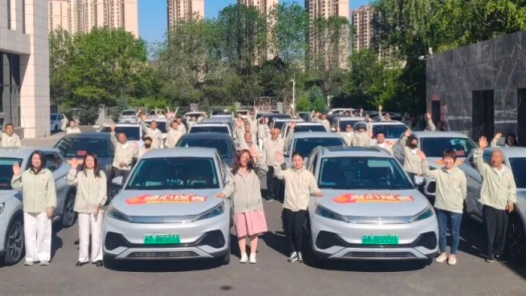 内蒙古呼和浩特市：工会送考再启航 100辆专车为49名考生护航