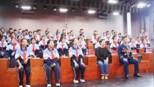劳模工匠进校园：用坚守与热爱点亮青春灯塔