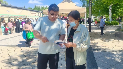 内蒙古突泉县总工会开展公益法律服务暨暖心便民活动