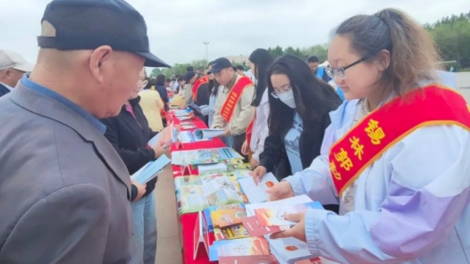 内蒙古巴林右旗总工会开展“尊法守法·携手筑梦”服务农牧民工公益法律服务行动暨“法律体检”活动