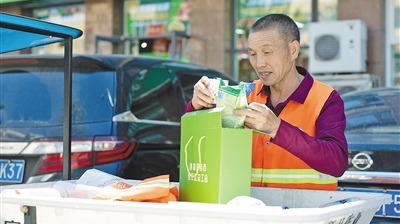 夏日送清凉 关怀暖民心