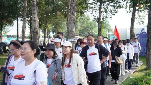 内蒙古呼和浩特市职工千人健步走活动举行