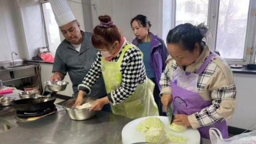 内蒙古根河市总工会2026年就业创业技能培训班蒙餐制作班开班