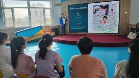 内蒙古阿鲁科尔沁旗总工会送法进企业 为一线女职工送上法治“暖心礼包”