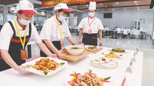 烹饪赛场迎来环卫工“品鉴团”